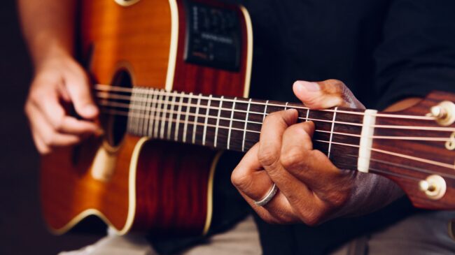 7 Tips for Acoustic Performers To Nail Your Next Solo Gig
