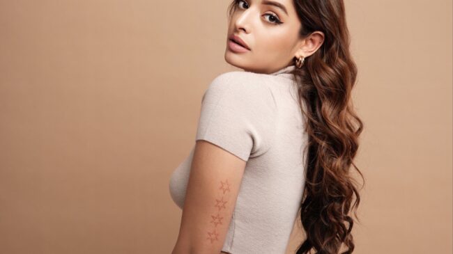 Lisa Mishra’s “Sorry, I’m Late” Canvases the Fallibility of Human Nature