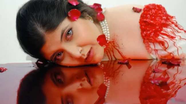 Hanita Bhambri Experiments With Reconstructing Herself in "Shoharat"