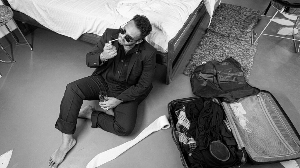 A Deep Dive into Disarray: Tienas' latest album 'O (Deluxe)'